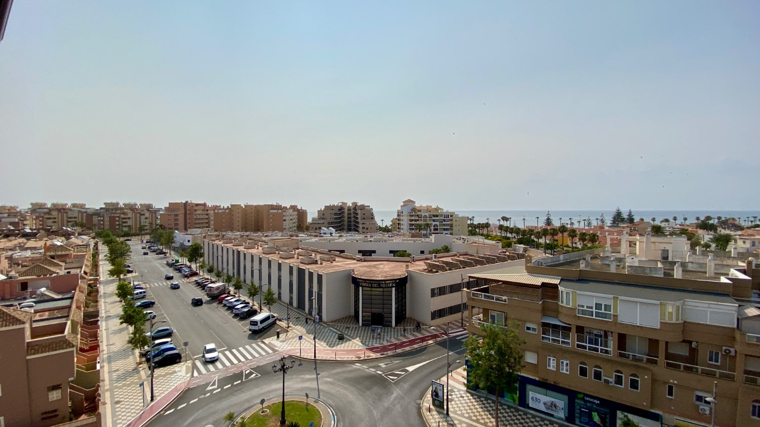 Ático en venta en Roquetas de Mar – 2 dormitorios, terraza acristalada y vistas al mar