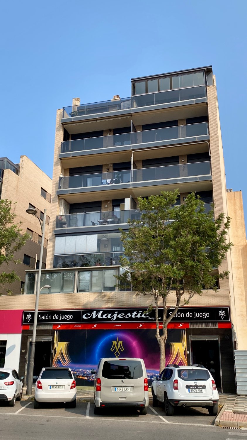 Ático en venta en Roquetas de Mar – 2 dormitorios, terraza acristalada y vistas al mar