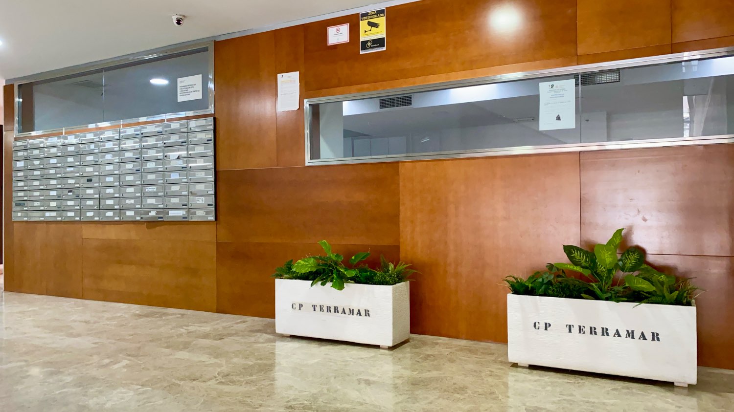 Ático en venta en Roquetas de Mar – 2 dormitorios, terraza acristalada y vistas al mar