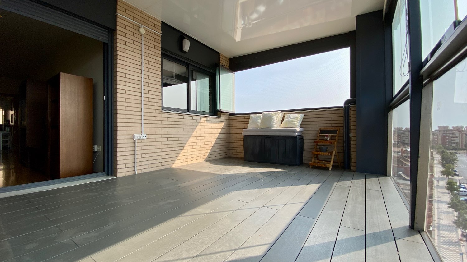 Ático en venta en Roquetas de Mar – 2 dormitorios, terraza acristalada y vistas al mar