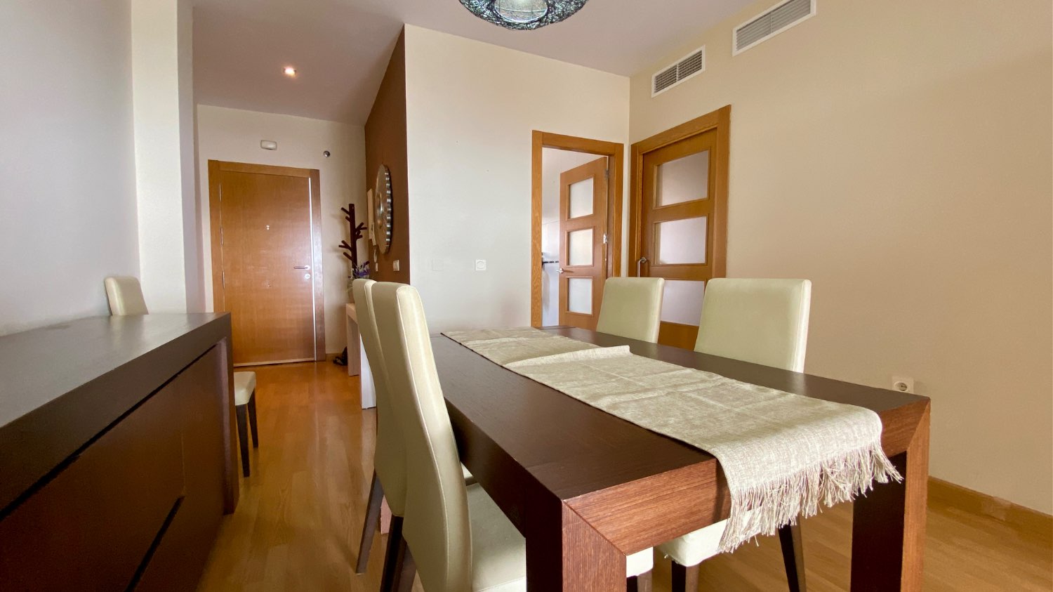 Ático en venta en Roquetas de Mar – 2 dormitorios, terraza acristalada y vistas al mar