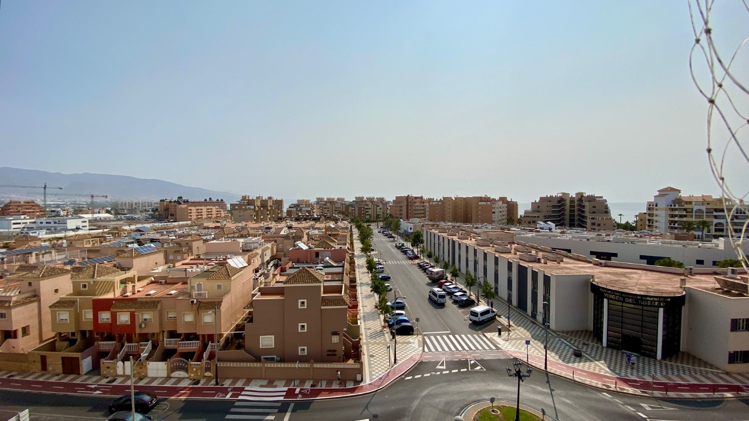 Ático en venta en Roquetas de Mar – 2 dormitorios, terraza acristalada y vistas al mar
