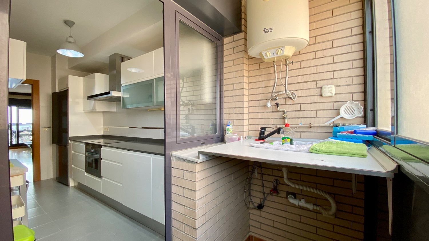 Ático en venta en Roquetas de Mar – 2 dormitorios, terraza acristalada y vistas al mar
