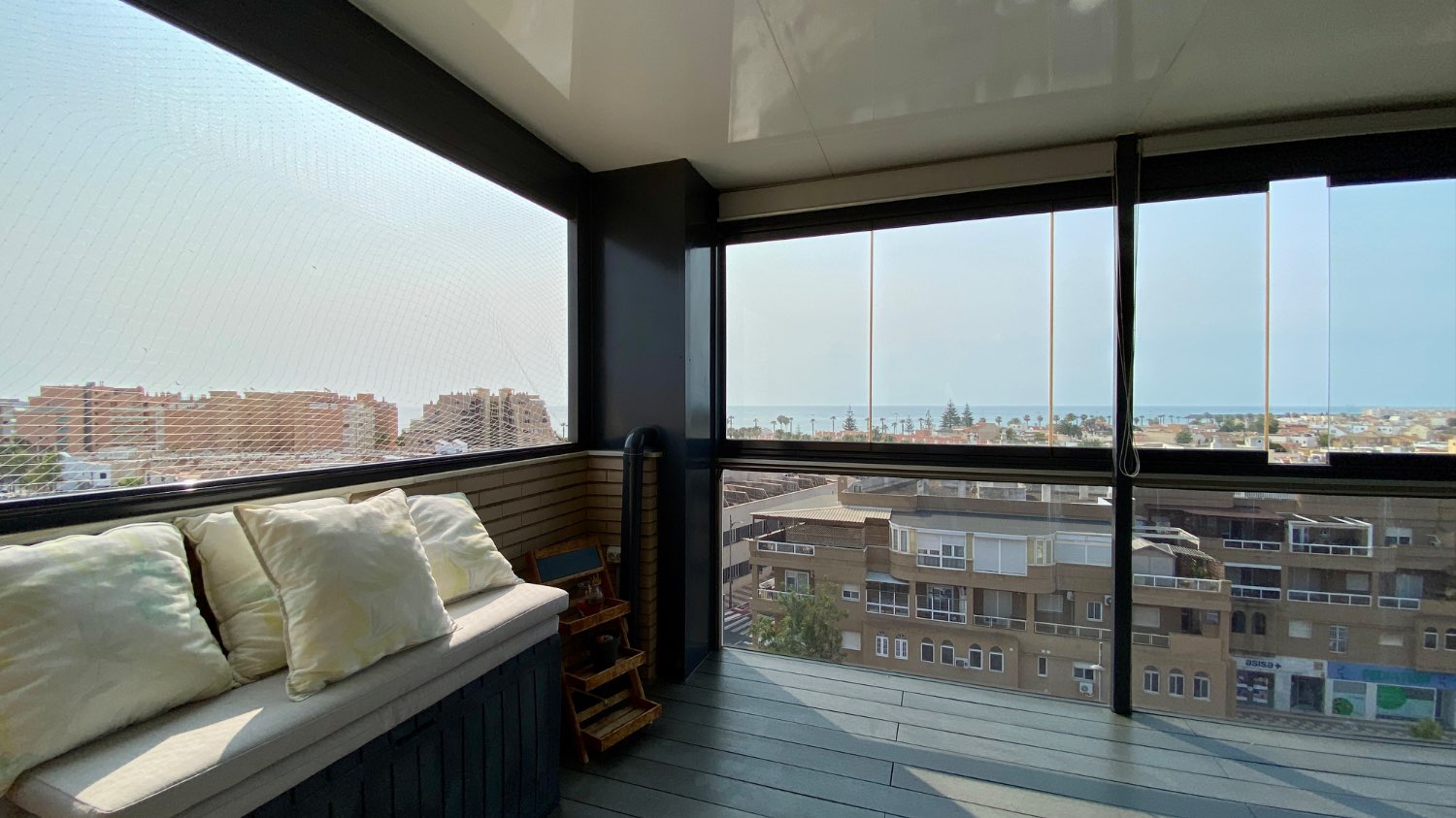 Ático en venta en Roquetas de Mar – 2 dormitorios, terraza acristalada y vistas al mar