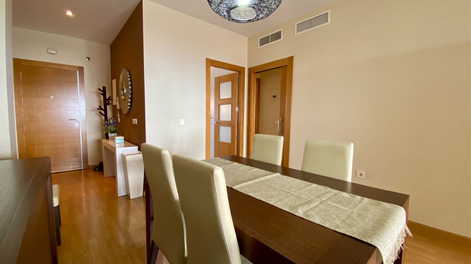 Ático en venta en Roquetas de Mar – 2 dormitorios, terraza acristalada y vistas al mar