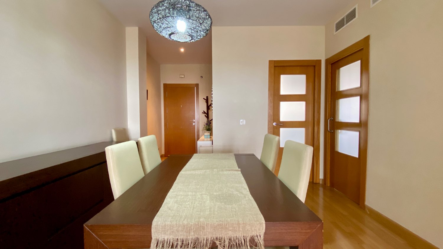 Ático en venta en Roquetas de Mar – 2 dormitorios, terraza acristalada y vistas al mar