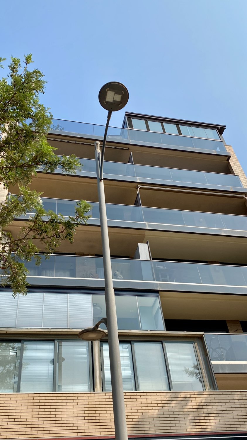 Ático en venta en Roquetas de Mar – 2 dormitorios, terraza acristalada y vistas al mar