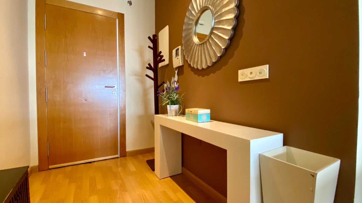 Ático en venta en Roquetas de Mar – 2 dormitorios, terraza acristalada y vistas al mar
