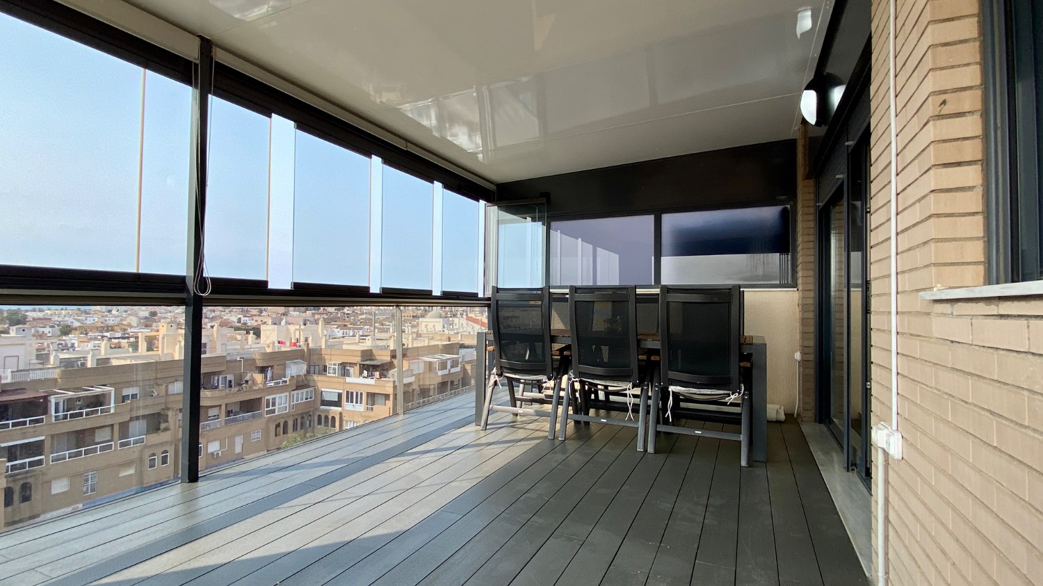 Ático en venta en Roquetas de Mar – 2 dormitorios, terraza acristalada y vistas al mar