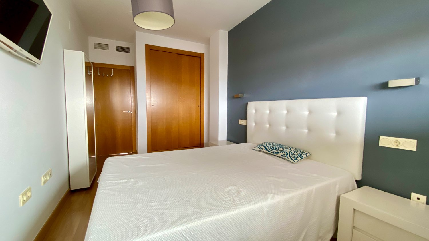 Ático en venta en Roquetas de Mar – 2 dormitorios, terraza acristalada y vistas al mar