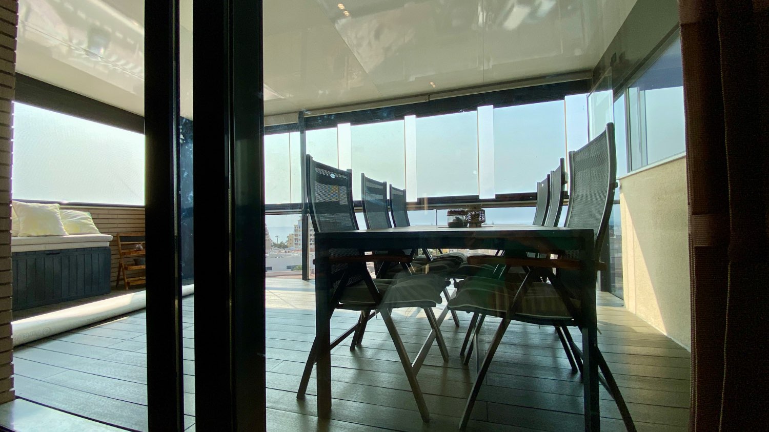 Ático en venta en Roquetas de Mar – 2 dormitorios, terraza acristalada y vistas al mar