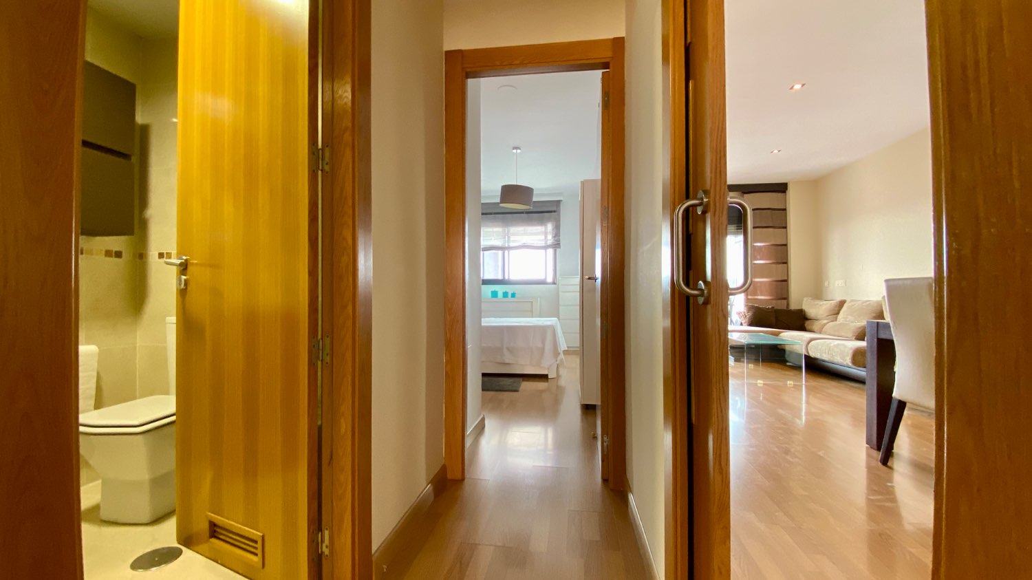 Ático en venta en Roquetas de Mar – 2 dormitorios, terraza acristalada y vistas al mar