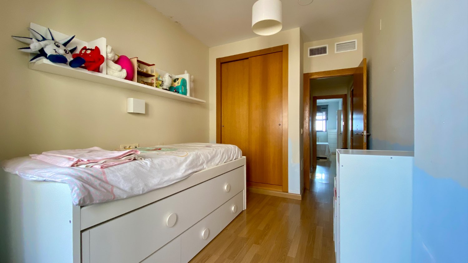 Ático en venta en Roquetas de Mar – 2 dormitorios, terraza acristalada y vistas al mar