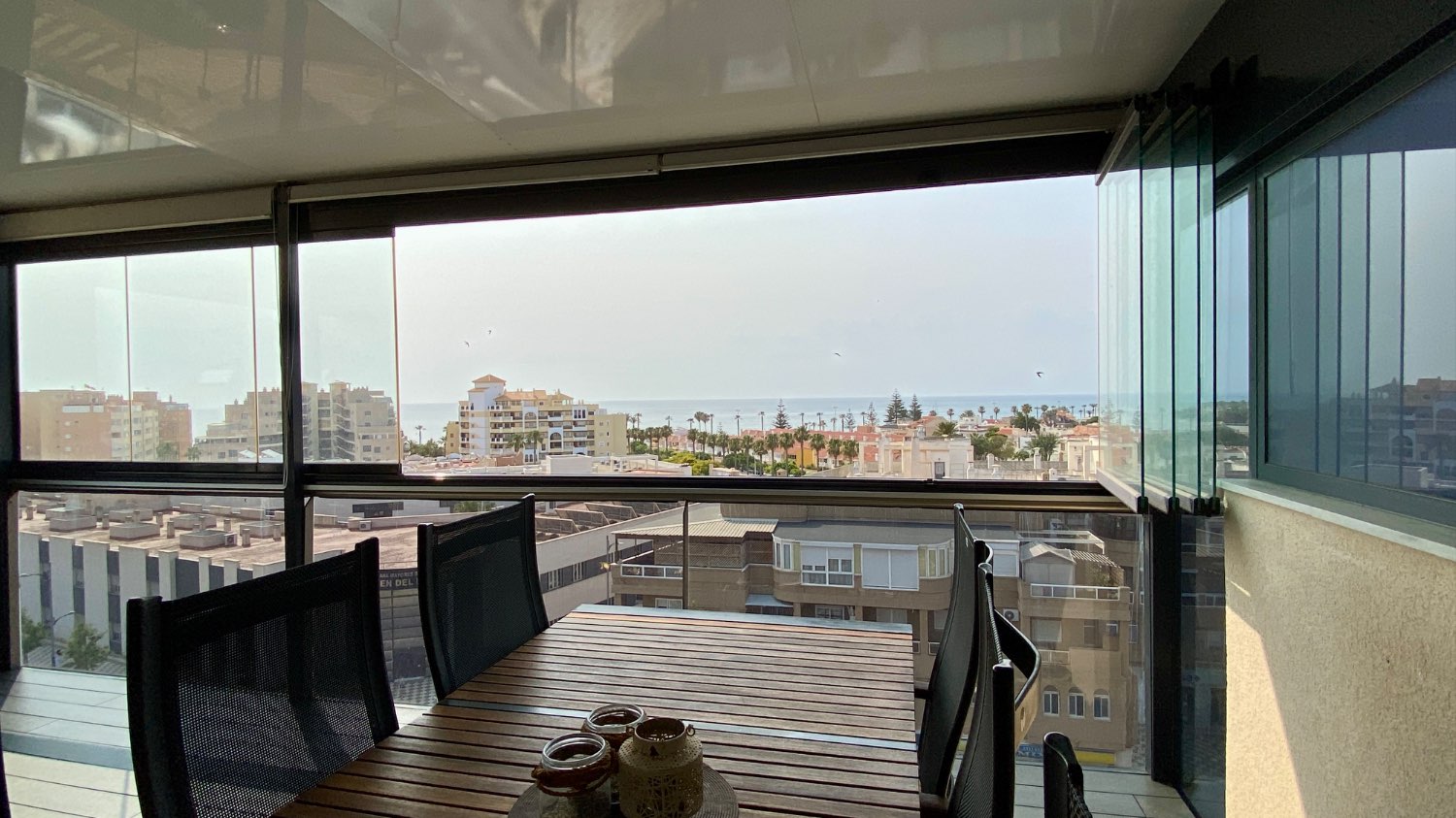 Ático en venta en Roquetas de Mar – 2 dormitorios, terraza acristalada y vistas al mar