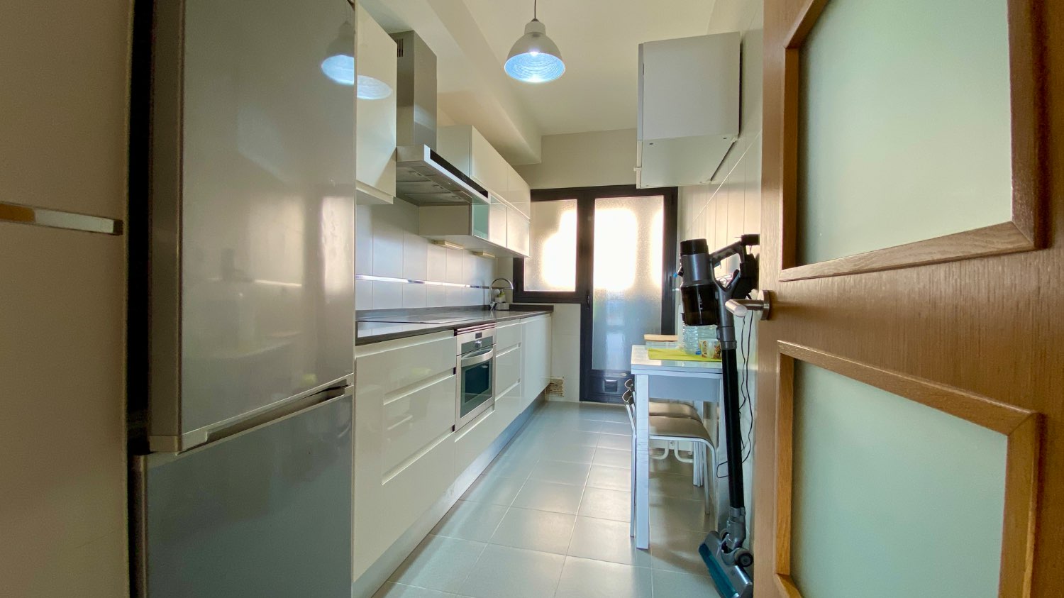 Ático en venta en Roquetas de Mar – 2 dormitorios, terraza acristalada y vistas al mar