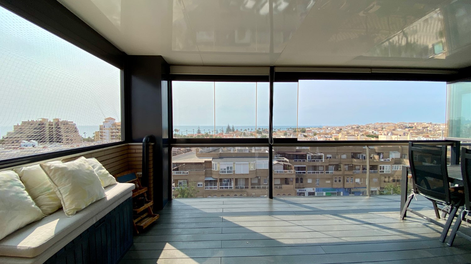 Ático en venta en Roquetas de Mar – 2 dormitorios, terraza acristalada y vistas al mar
