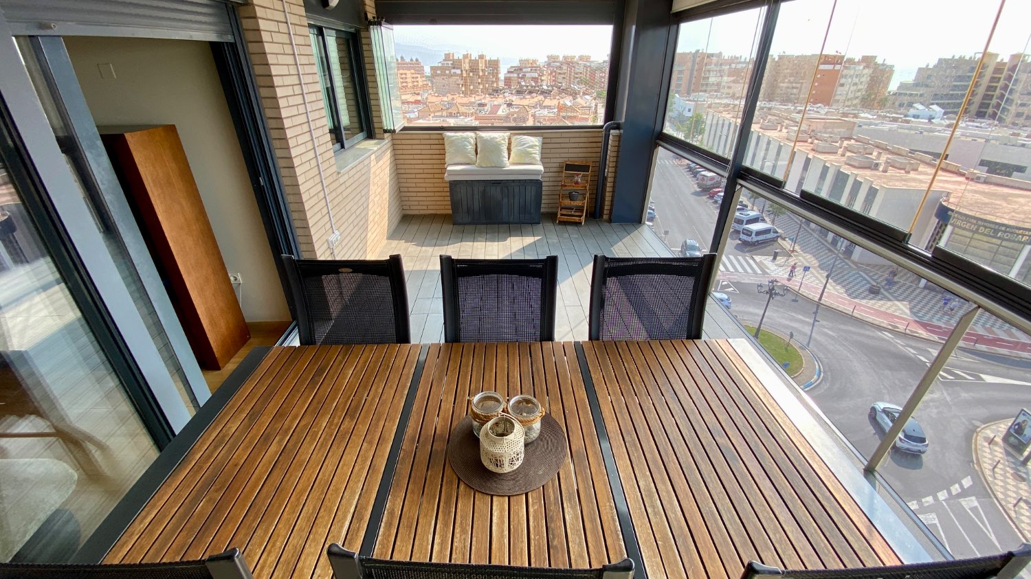 Ático en venta en Roquetas de Mar – 2 dormitorios, terraza acristalada y vistas al mar