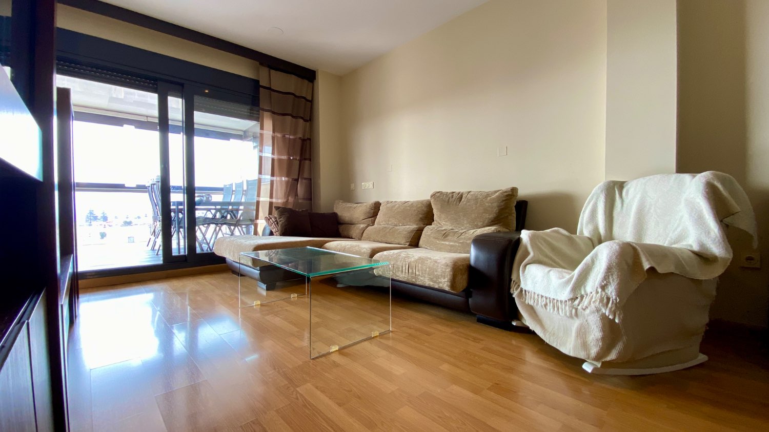 Ático en venta en Roquetas de Mar – 2 dormitorios, terraza acristalada y vistas al mar