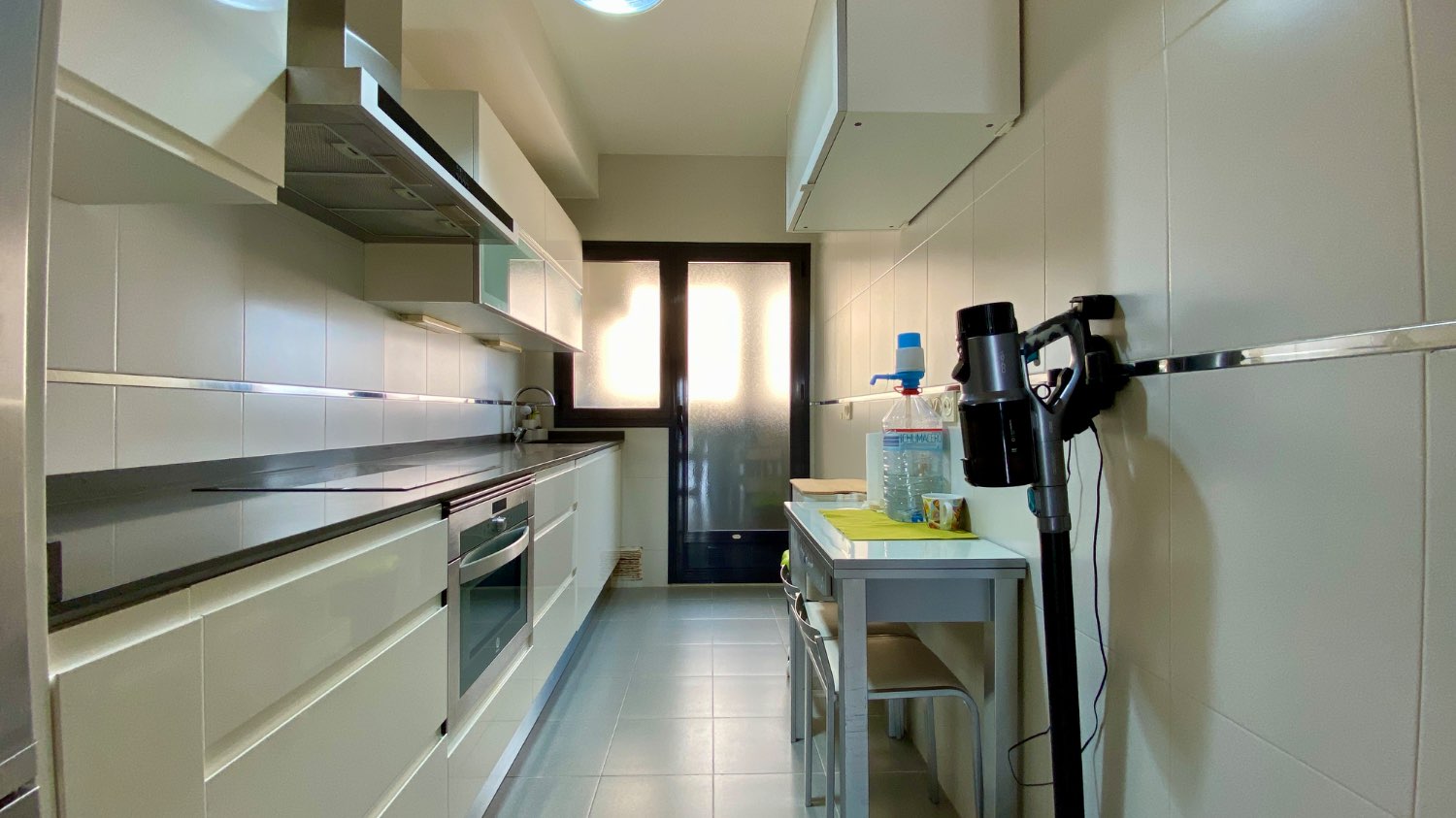 Ático en venta en Roquetas de Mar – 2 dormitorios, terraza acristalada y vistas al mar