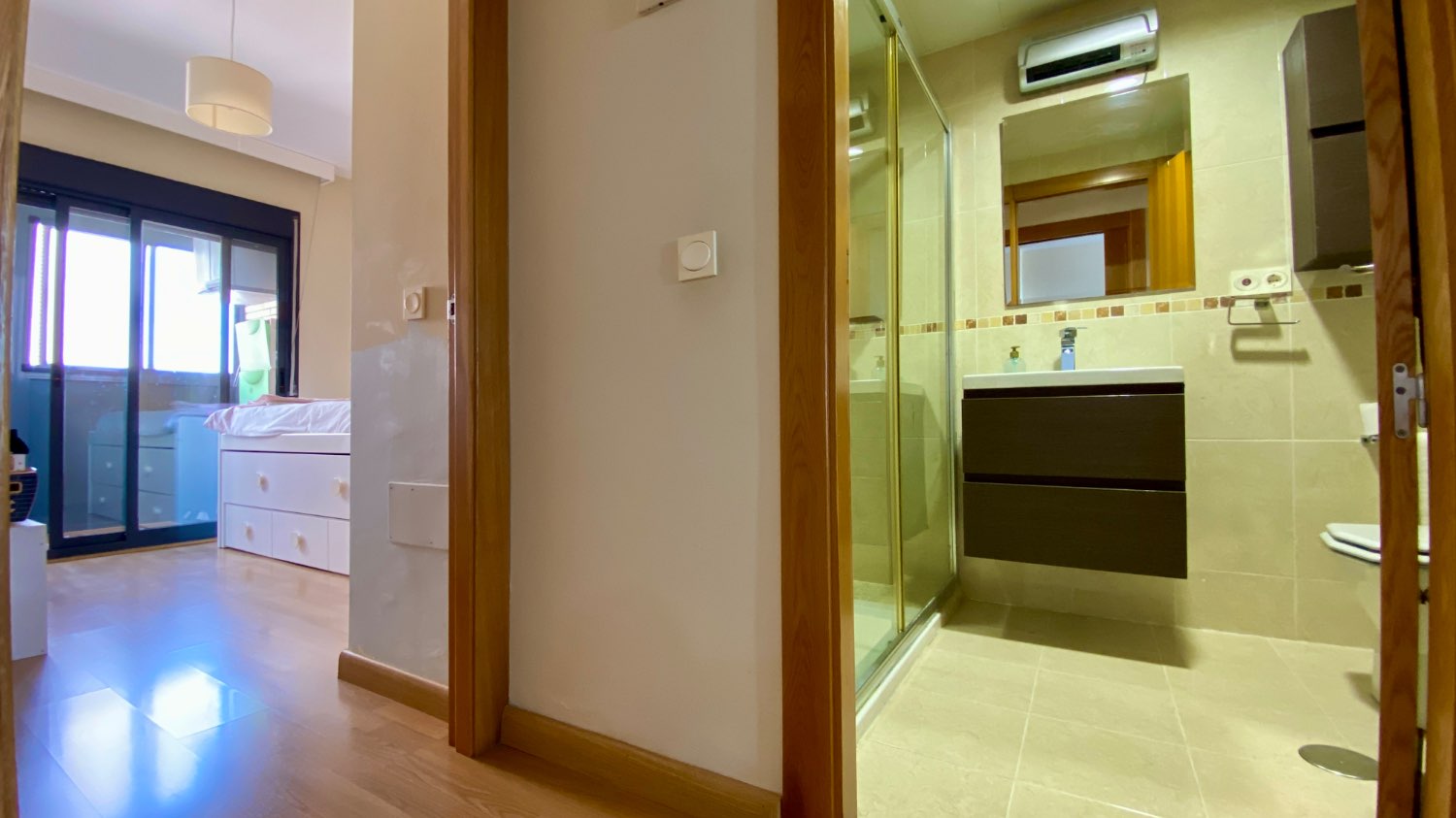 Ático en venta en Roquetas de Mar – 2 dormitorios, terraza acristalada y vistas al mar