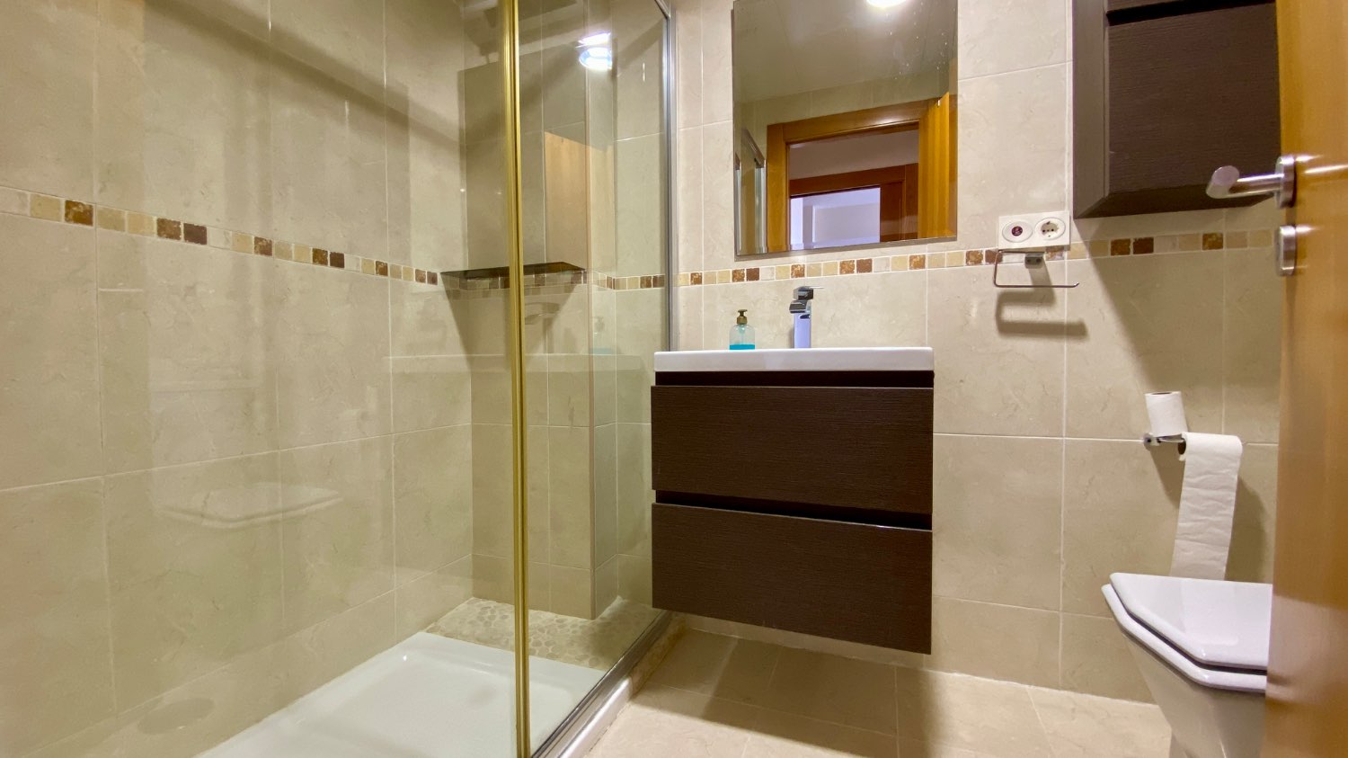 Ático en venta en Roquetas de Mar – 2 dormitorios, terraza acristalada y vistas al mar