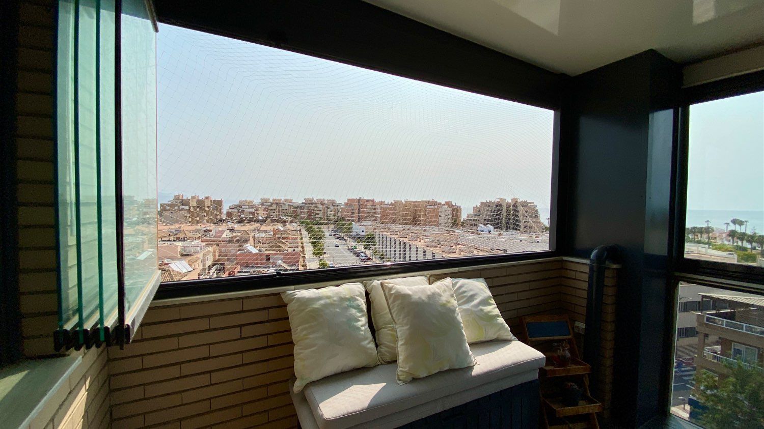 Ático en venta en Roquetas de Mar – 2 dormitorios, terraza acristalada y vistas al mar