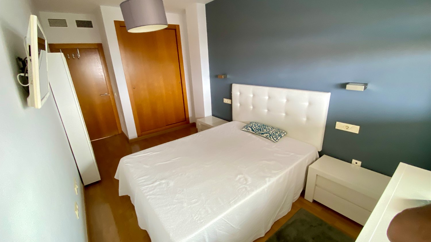 Ático en venta en Roquetas de Mar – 2 dormitorios, terraza acristalada y vistas al mar
