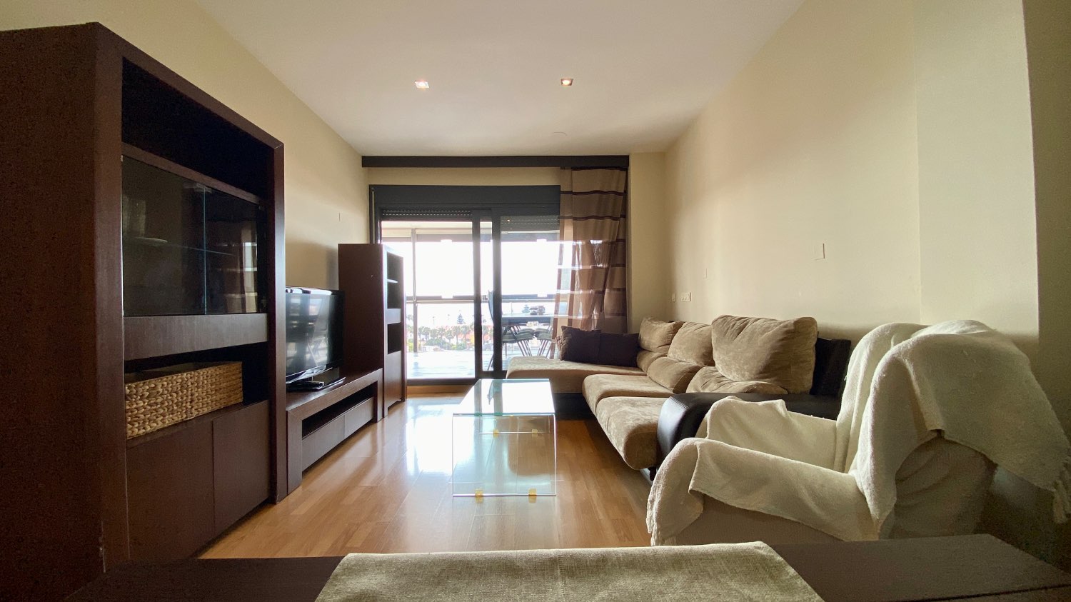 Ático en venta en Roquetas de Mar – 2 dormitorios, terraza acristalada y vistas al mar